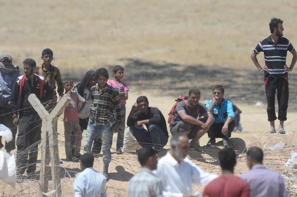 Suriyeliler Türkiye'ye giriş yapmak için sınırda bekliyor