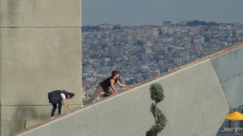 İzmir'deki İnsan Hakları Anıtı gençlerin oyuncağı oldu