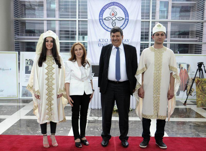 Karatay Üniversitesi'nin farklı mezuniyet kıyafeti