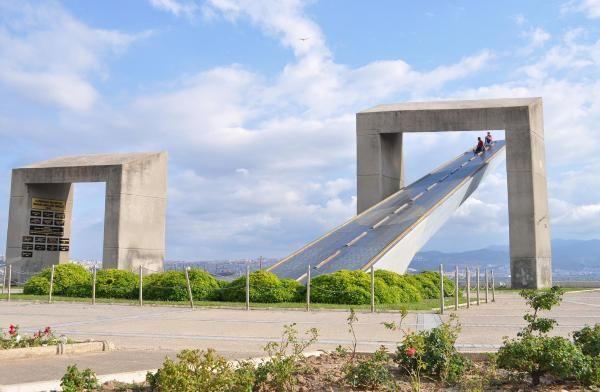 İzmir'deki İnsan Hakları Anıtı gençlerin oyuncağı oldu