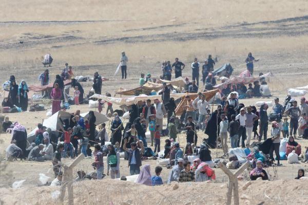 Suriyeliler Türkiye'ye giriş yapmak için sınırda bekliyor