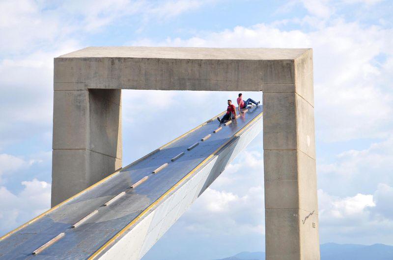 İzmir'deki İnsan Hakları Anıtı gençlerin oyuncağı oldu