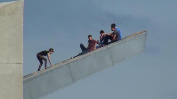 İzmir'deki İnsan Hakları Anıtı gençlerin oyuncağı oldu