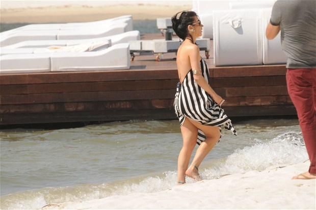 Hande Yener kumsalını inceledi