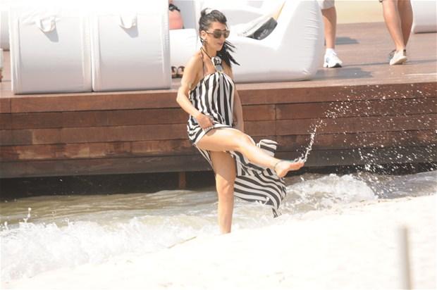 Hande Yener kumsalını inceledi