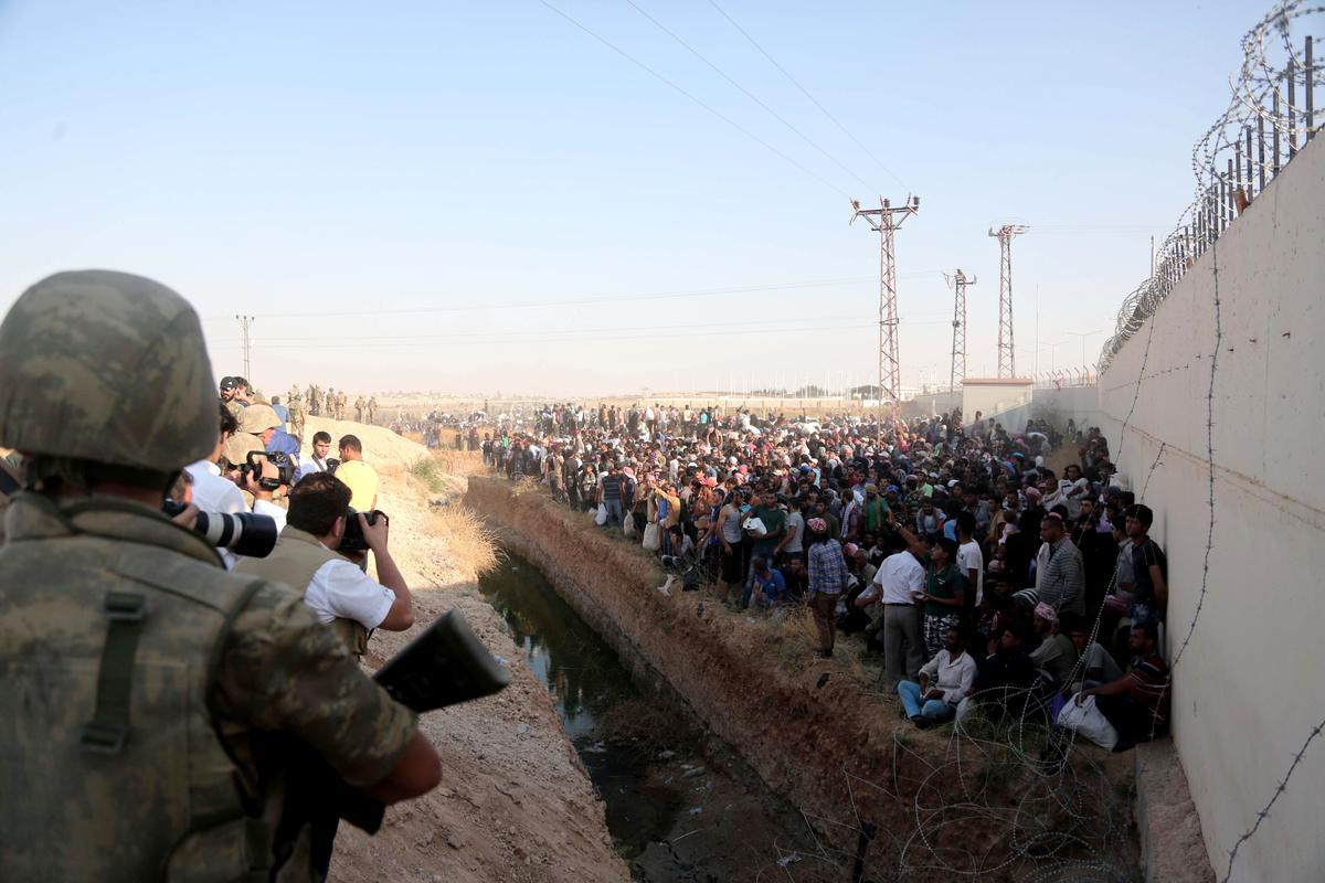 IŞİD sınırda bekleyen Suriyelileri geri çevirdi