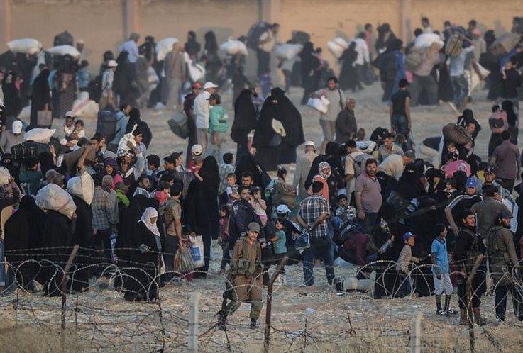 IŞİD sınırda bekleyen Suriyelileri geri çevirdi