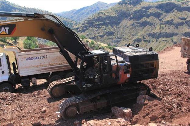 PKK Adıyaman'da iş makineleri yaktı