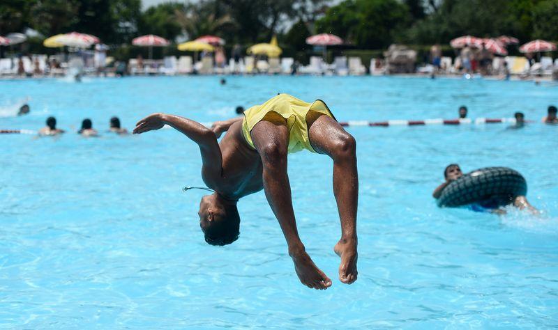 İstanbul'da sıcaktan bunalanlar sahillere akın etti