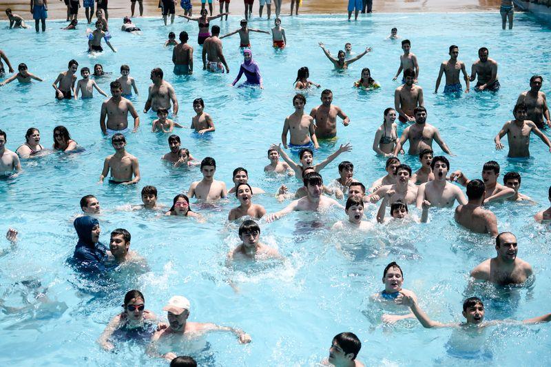 İstanbul'da sıcaktan bunalanlar sahillere akın etti