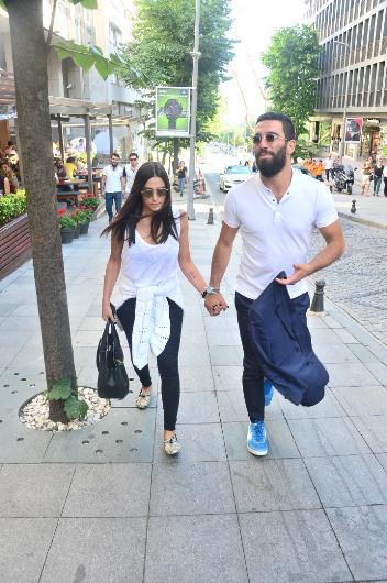 Arda Turan Aslıhan Doğan'la el ele görüntülendi