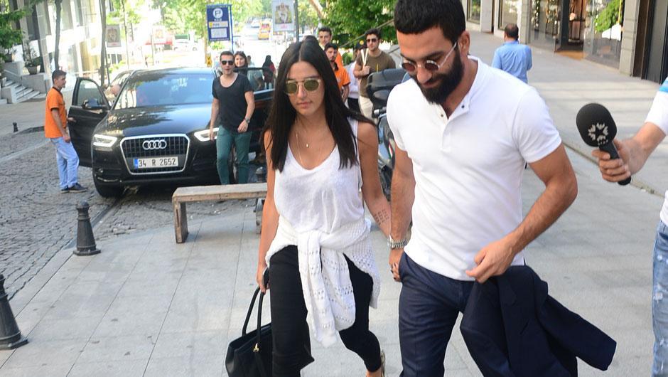 Arda Turan Aslıhan Doğan'la el ele görüntülendi
