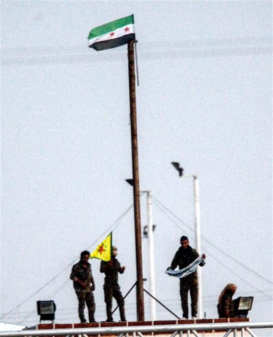 ÖSO ile YPG arasında bayrak asma yarışı