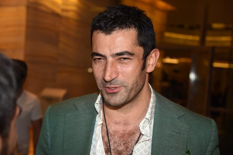 Kenan İmirzalıoğlu bıyıklarını kesti