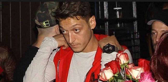 Mesut Özil çapkınlıkta