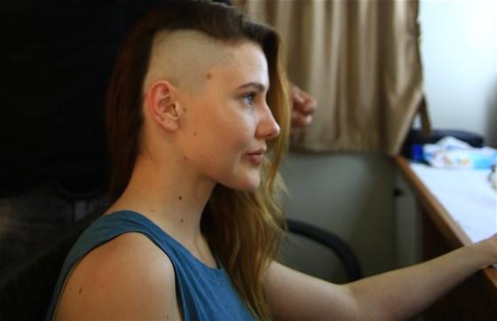 Paramparça'nın Hazal'ı saçını kazıttı