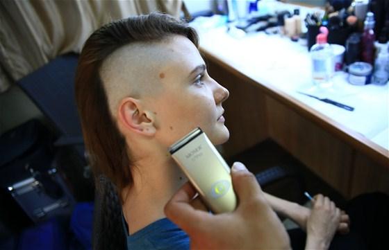 Paramparça'nın Hazal'ı saçını kazıttı