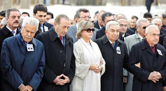 Tansu Çiller devlet törenine beyaz ceketiyle geldi