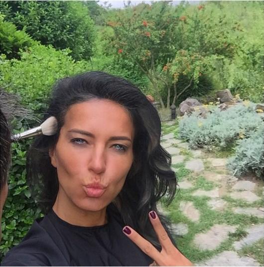 Burcu Esmersoy saçlarını siyaha boyadı