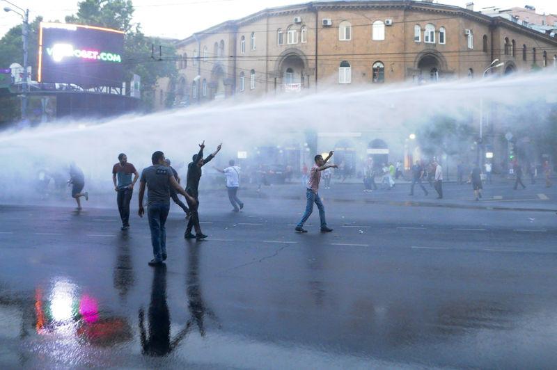 Ermenistan'da sert polis müdahalesi