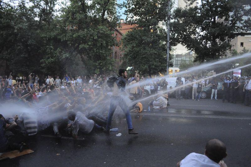 Ermenistan'da sert polis müdahalesi