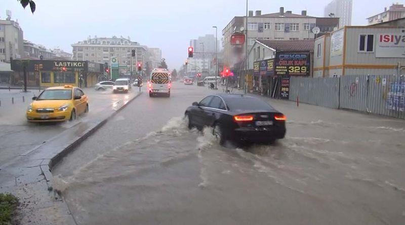İstanbul'da şiddetli yağış etkili oldu