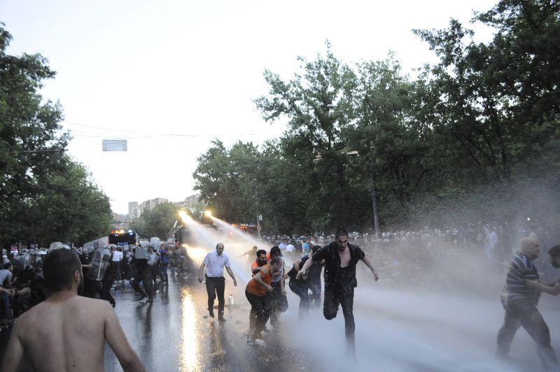 Ermenistan'da sert polis müdahalesi