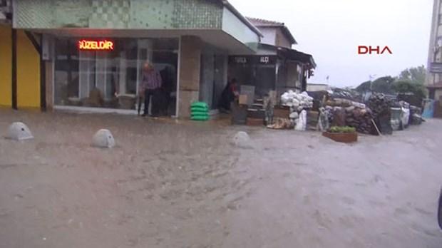 İstanbul'da şiddetli yağış etkili oldu