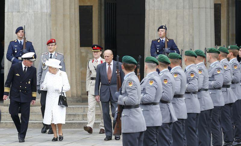 Kraliçe Elizabeth çocukluğuna ait resmi beğenmedi
