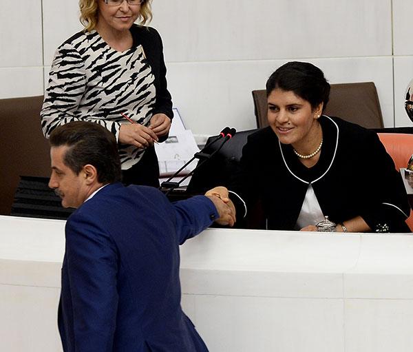 Faruk Çelik Dilek Öcalan'ın yüzüne bakmadı