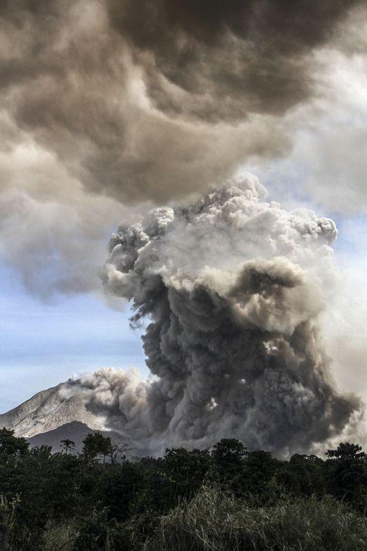 Sinabung Yanardağı'nda patlamalar sürüyor