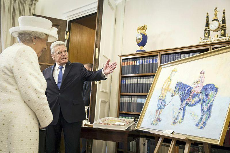 Kraliçe Elizabeth çocukluğuna ait resmi beğenmedi