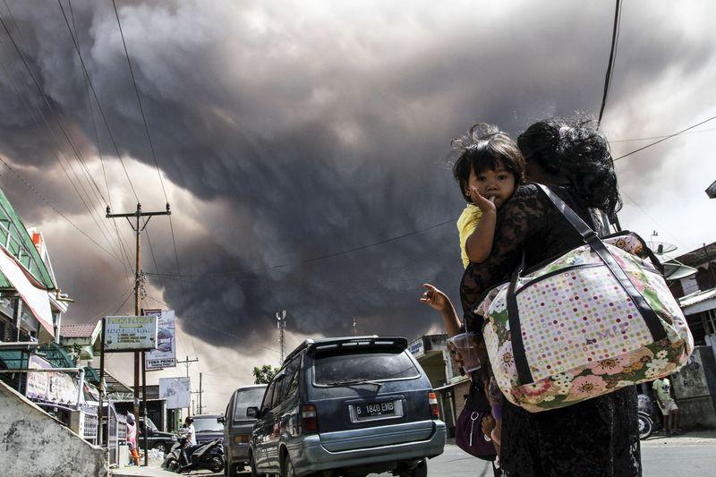 Sinabung Yanardağı'nda patlamalar sürüyor