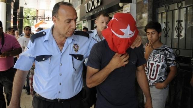 Antalya'da Türk bayraklı intihar girişimi