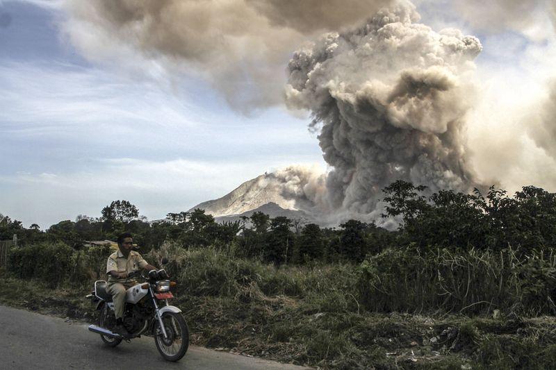 Sinabung Yanardağı'nda patlamalar sürüyor