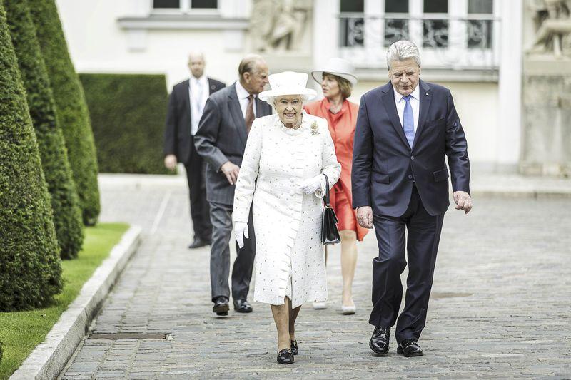 Kraliçe Elizabeth çocukluğuna ait resmi beğenmedi