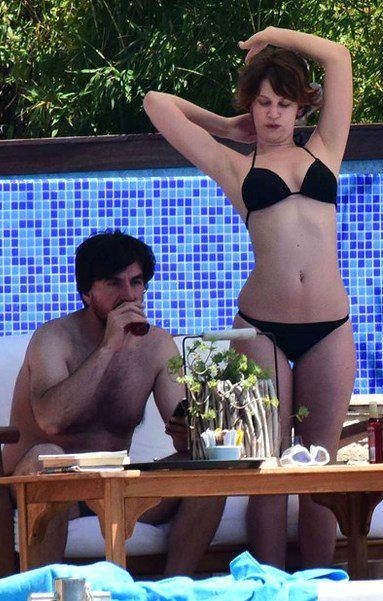 Sevgilisi Farah'ı elleriyle yağladı