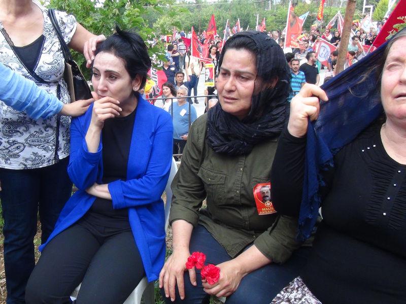 Figen Yüksekdağ Halil Aksakal'ın cenazesinde ağladı