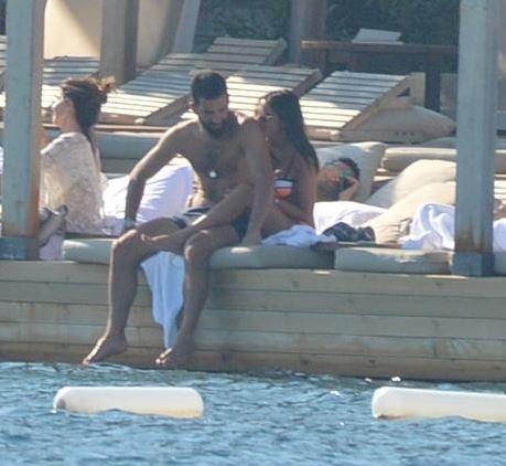 Arda Turan namaz kıldı sahile indi