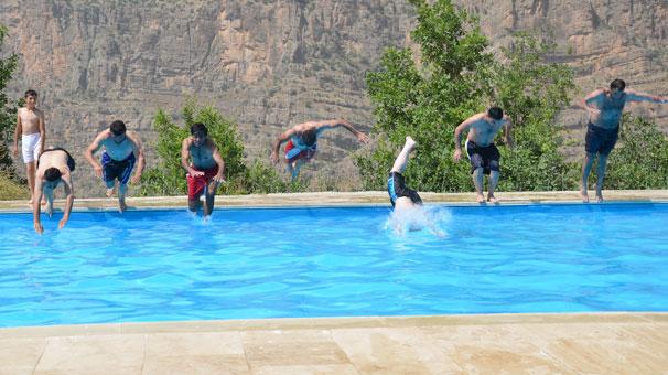Çukurcalıların olimpik havuz keyfi