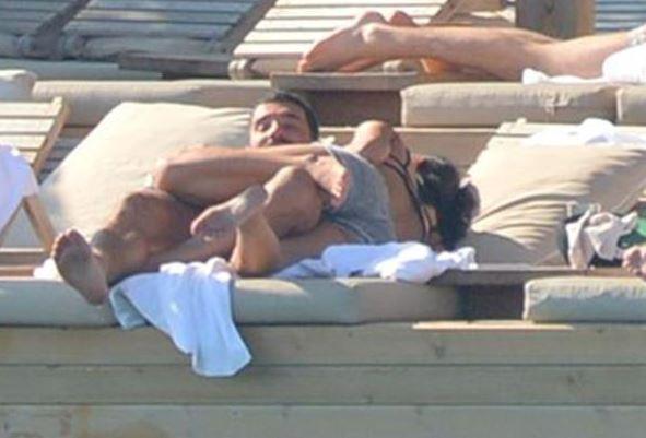 Arda Turan namaz kıldı sahile indi