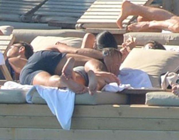 Arda Turan namaz kıldı sahile indi