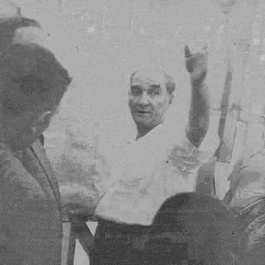 Bozkurt işareti yapan Atatürk