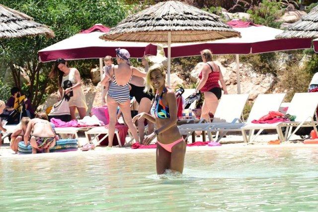 Çağla Şikel tatilde