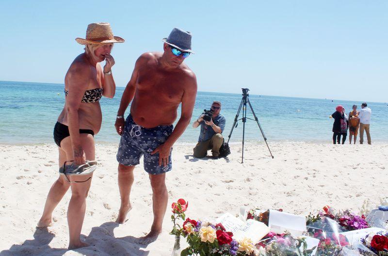 Tunus'ta 38 kişinin öldürüldüğü plajda selfie çekiyorlar