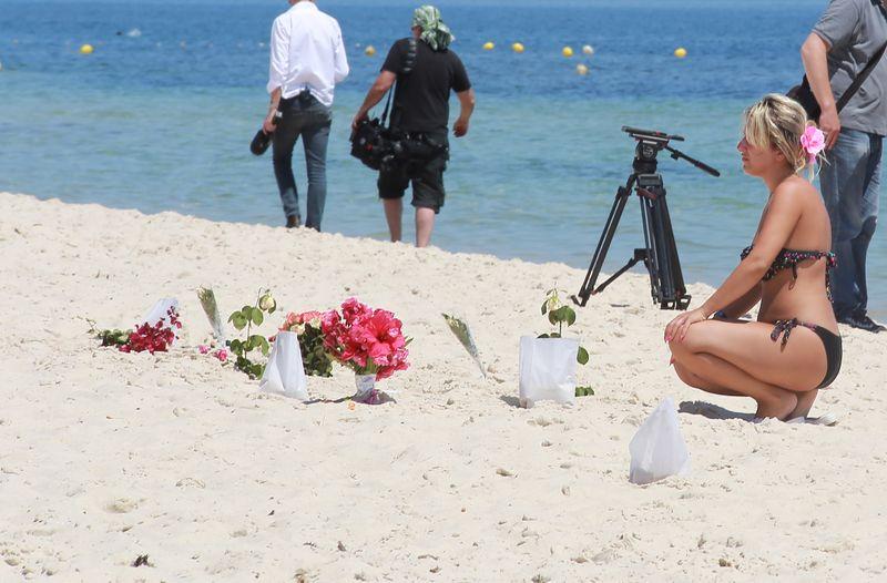 Tunus'ta 38 kişinin öldürüldüğü plajda selfie çekiyorlar