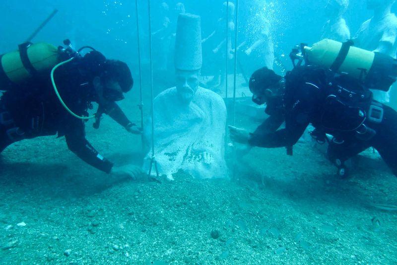 Side'de 110 heykel suyla buluştu