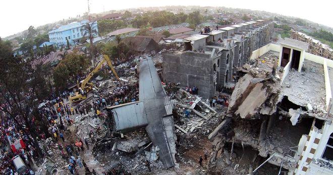 Endonezya'da askeri uçak geneleve çakıldı