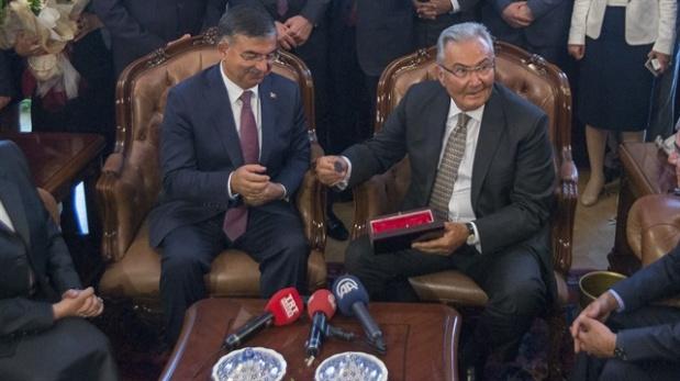 Deniz Baykal görevi İsmet Yılmaz'a devretti