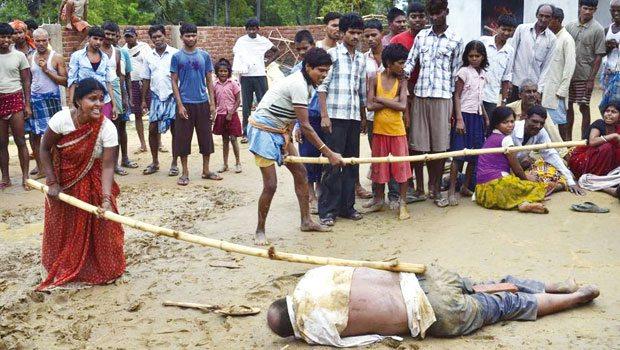 Hindistan'da bir müdür dövülerek öldürüldü